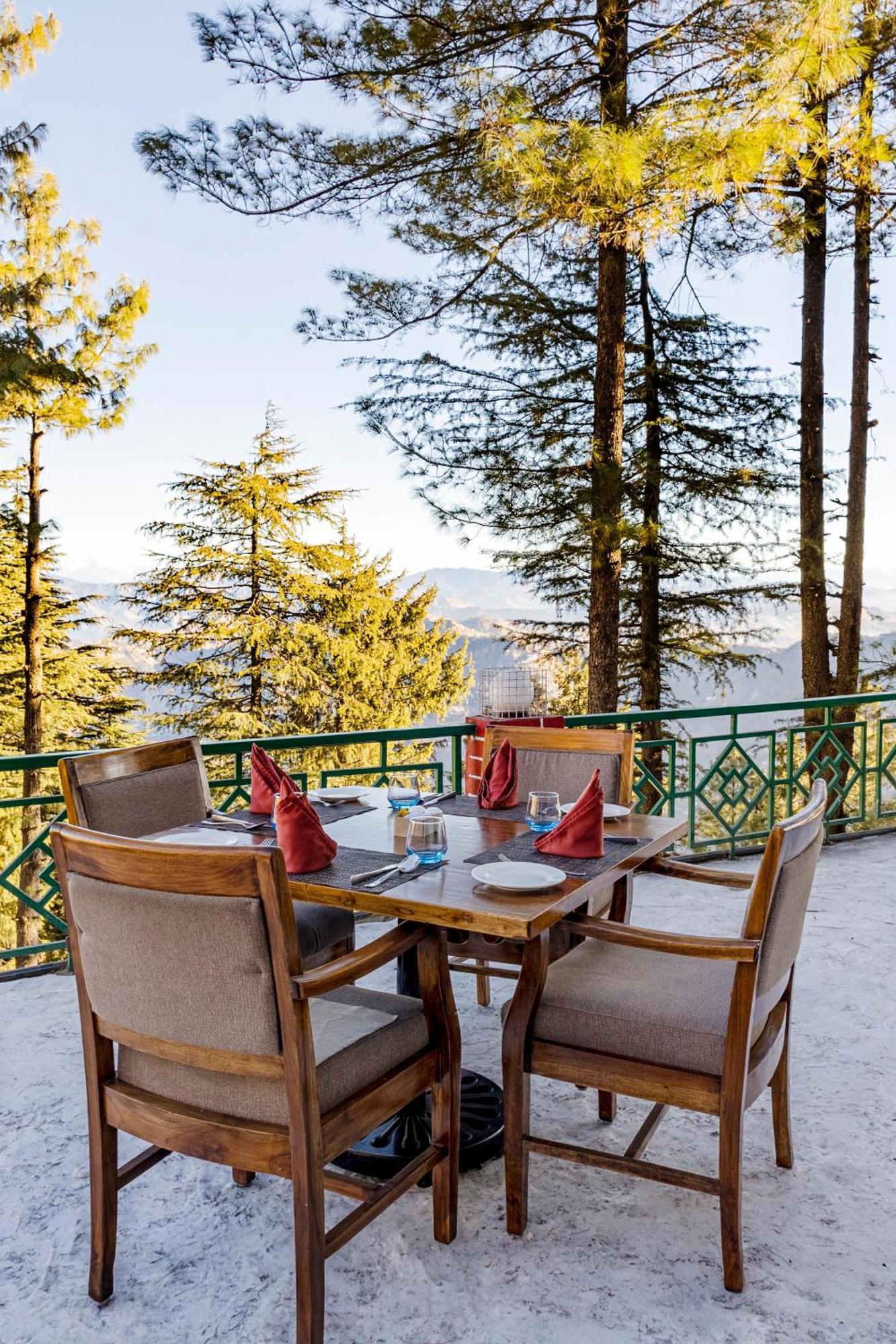 Sterling Kufri Hotel Екстериор снимка