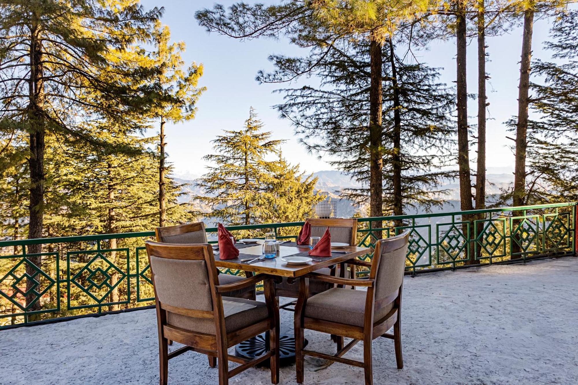 Sterling Kufri Hotel Екстериор снимка